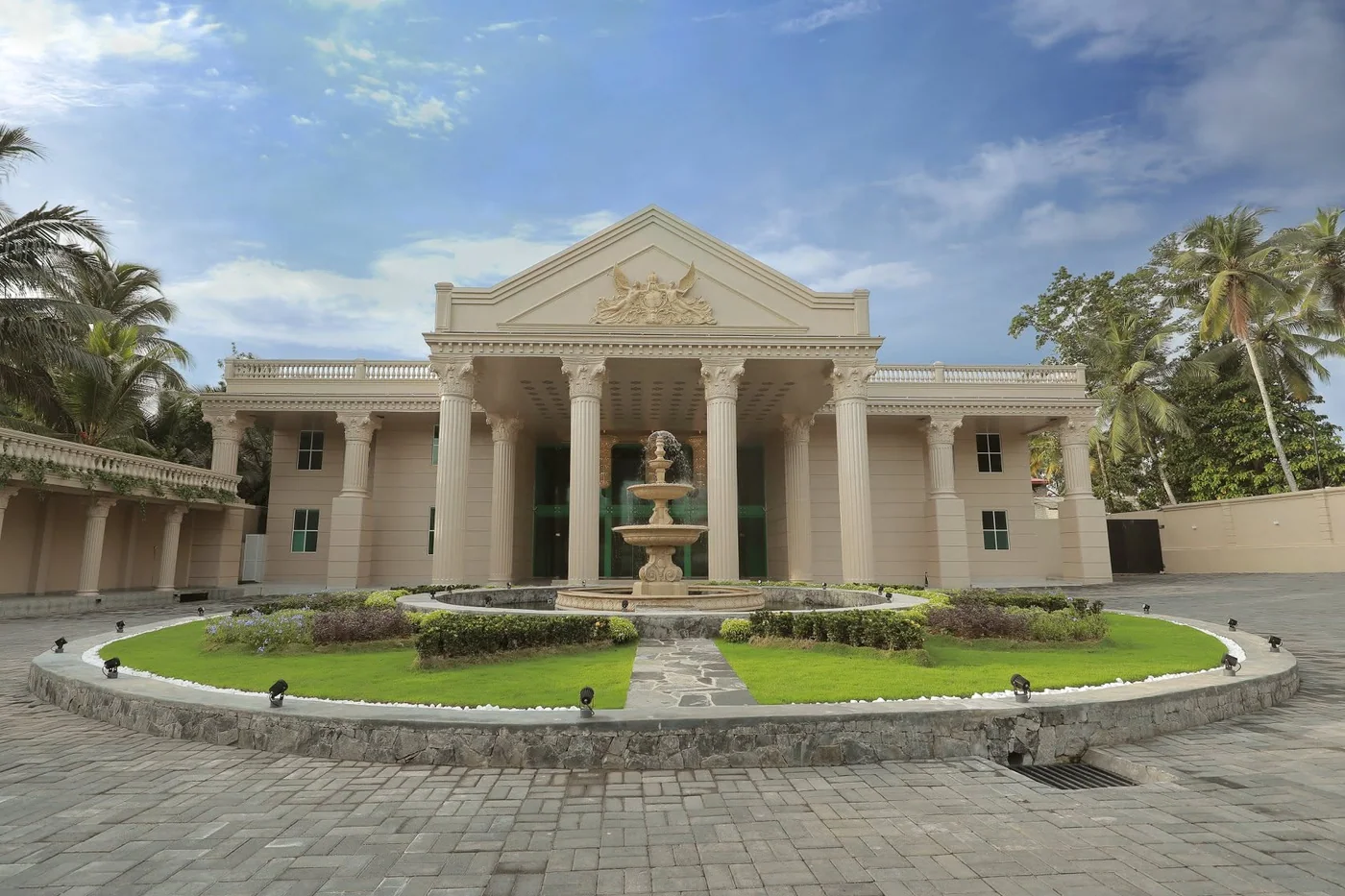 Hotel Grand Mondo entrance and fountain